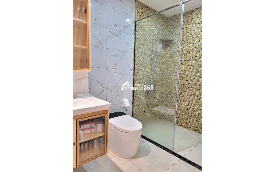 Cho thuê nhà, THANG MÁY, 158m2- 4,5T, Trần Quốc Hoàn, Phạm Tuấn Tài